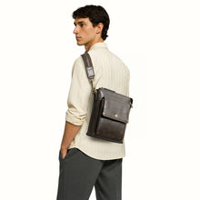 Load image into Gallery viewer, Viscounti 01 Olive Leather Crossbody