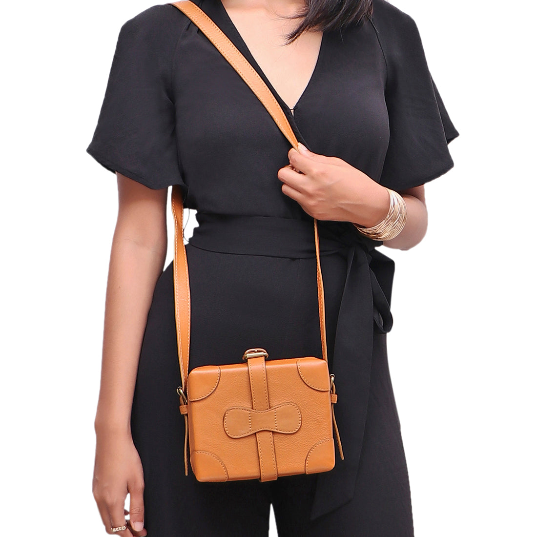 SMALL BOXY SLING BAG