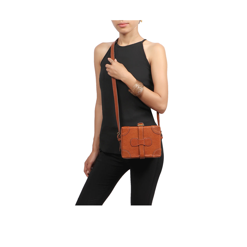 SMALL BOXY SLING BAG