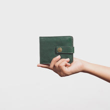 Load and play video in Gallery viewer, Okavango W2 Green Leather Bi-Fold Wallet
