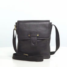 Load and play video in Gallery viewer, BOWFELL 01 CROSSBODY
