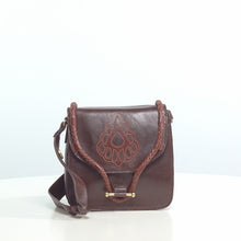 Load and play video in Gallery viewer, BERBER 01 SHOULDER BAG
