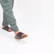 Load and play video in Gallery viewer, REEF MEN'S SLIDES
