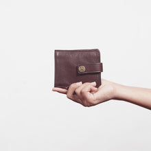 Load and play video in Gallery viewer, Okavango W2 Brown Leather Bi-Fold Wallet
