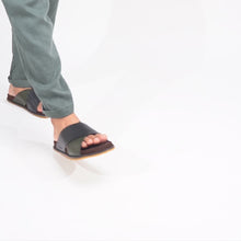 Load and play video in Gallery viewer, REEF MEN'S SLIDES
