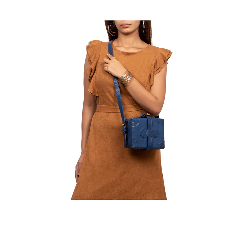 SMALL BOXY SLING BAG